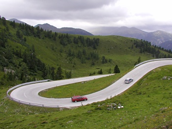 Serpentiny na Nockalmstrasse pod chatou Glockenhütte