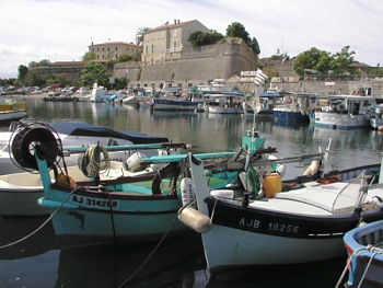 Rybářský přístav pod citadelou v hlavním městě Ajaccio