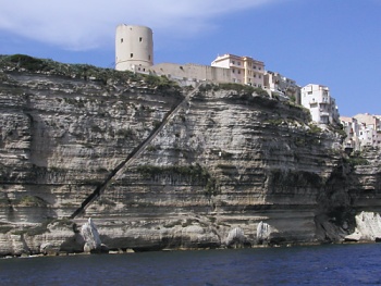 Fasciující Bonifacio na křídovém útesu