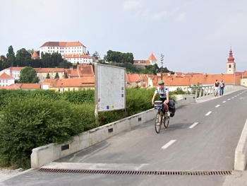 Na mostě pro cyklisty v Ptuji