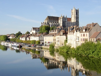 Město Auxerre s katedrálou Saint-Étienne