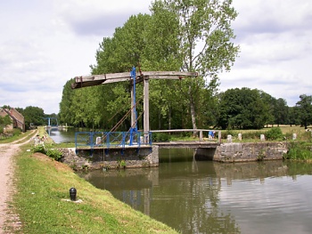 Dřevěný most na kanálu du Nivernais – Monceaux-le-Comte