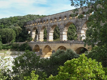 Dvě tisíciletí starý akvadukt Pont du Gard