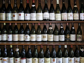 Lahve v jedné z vinoték Châteauneuf-du-Pape