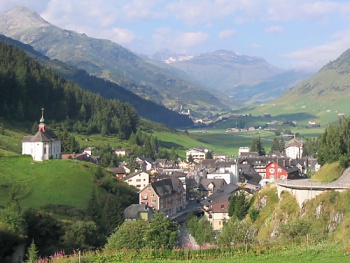 Horské údolí Oberalp s městem Andermatt ze stoupání do sedla Oberalppass