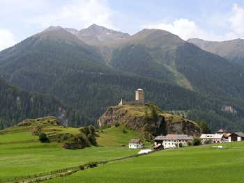 Tvrz nad obcí Ardez v údolí Innu