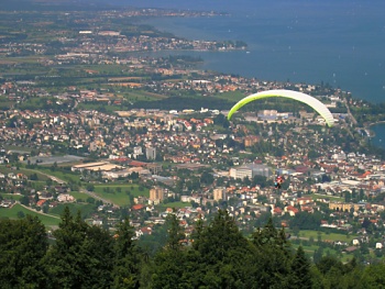 Paraglide nad městem Rorschoch u Bodamského jezera