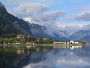 Na břehu fjordu u města Åndalsnes