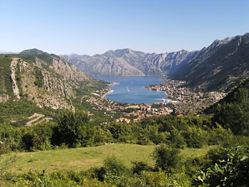 Výhled přes Kotor na Kotorský záliv