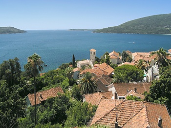 Výhled z pevnosti Kanli Kula ve městě Herceg Novi na ústí Boky Kotorské do Jadranu