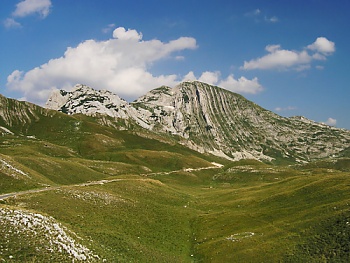 Vápencové vrcholy na jižní části silnice kolem Durmitoru