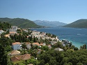 Výhled k Lovćenu z pevnosti Kanli Kula přes město Herceg Novi a Hercegnovský záliv