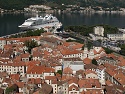 Výhled na starý Kotor a přístav z hradeb pevnosti Sveti Ivan