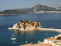 Ostrov Sv. Stefan s městem Budva v pozadí