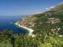 Pobřeží severně od letoviska Petrovac na Moru