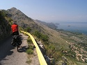 Nad vesnicí Bes nad Skadarským jezerem se silnička zužuje a kvalita povrchu zhošuje