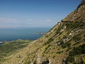 Silnice vedoucí vysoko nad Skadarským jezerem