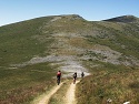 Sjezd z Bjelasici pod hřebenem Palješka gora, potkáváme české turisty