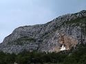 Manastir Ostrog přilepený pod skalou
