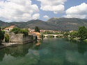 Výhled přes řeku Trebišnjica a Trebinje na okolní hory