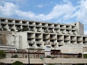 Zdevastovaný hotel u pláže v Kupari