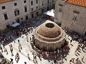 Náměstí s kašnou ve starém Dubrovníku