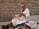 Žena v chorvatském kroji v historickém centru Dubrovníku