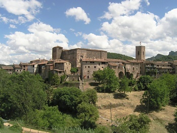 Kamenné městečko Santa Pau v přírodní rezervaci Garrotxa