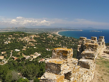 Pobřeží Costa Brava z hradeb zříceniny Castell de Begur 