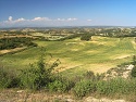 Krajina u vesnice Palou, na obzoru Pyreneje