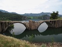 Zbytky historického mostu Pont de l'Esquella na přehradě Pantà d'Oliana