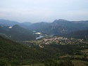 Výhled na město Sant Llorenç de Morunys a přehradu ve sjezdu ze sedla Coll de Jou