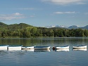 Rybník Estany de Banyoles s panorametem zasněženého hlavního hřebene Pyrenejí