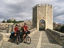 Společně na mostě Pont Fortificat v Besalú