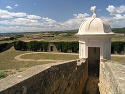 Výhled přes hradby pevnosti Castell de Sant Ferran ve Figueres do krajiny