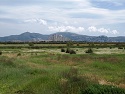 Přírodní park Aiguamolls de l'Empordá, v pozadí městečko Empuriabrava