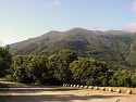 Vrchol Turó de l'Home v Montsenách ze silnice nad kempem Fontmartina