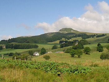 Puy de Chambourguet v pohoří Monts Dore z údolí pod Lac Pavin