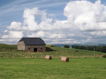 Mohutné mraky nad zemědělskou krajinou na Plateau-du-Limon