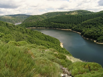 Výhled z Belvédère du Vezou na přehradní nádrž Barrage de Sarrans