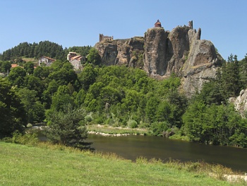 Hrad Arlempdes nad řekou Loire