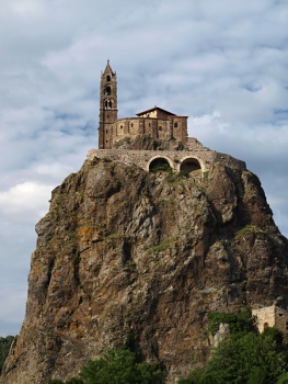 Rocher d'Aiguilhe s kaplí St-Michel u Le Puy-en-Velay