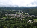 Výhled z Château de Murol na městečko Murol