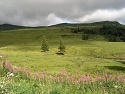 Pláně v sedle Col de Prat de Bouc pod hřebenem pohoří Cantal