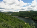 Výhled z Belvédère du Vezou na přehradní nádrž Barrage de Sarrans