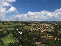 Výhled do krajiny k vrchovině Monts de la Margeride z terasy ve městě St-Flour