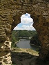 Výhled ze Château d'Alleuze na přehradní nádrž jezera Barrage de Grandval 