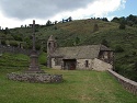 Románský kostelík pod Château d'Alleuze