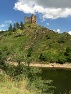 Château d'Alleuze nad přehradní nádrží jezera Barrage de Grandval 