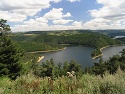 Výhled na le Cirque de Mallet na přehradní nádrži jezera Barrage de Grandval 